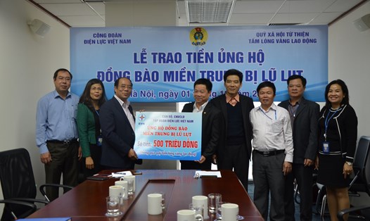 Lãnh đạo CĐ Điện lực Việt Nam trao tiền ủng hộ đồng bào miền Trung