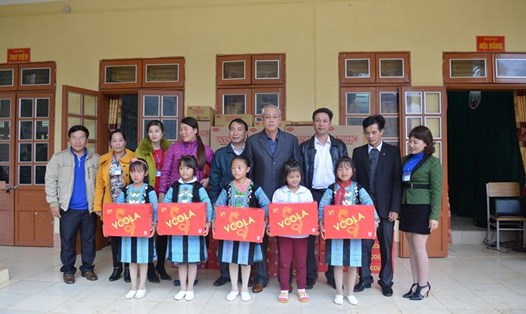 LĐLĐ tỉnh Sơn La trao quà cho học sinh các trường vùng biên giới
