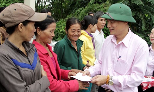 Phó Tổng Giám đốc Bùi Quang Vinh trao quà cho bà con 2 xã Đại An và Đại Cường thuộc huyện Đại Lộc (Quảng Nam)