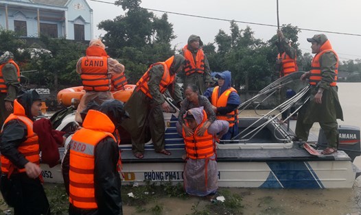 Lực lượng cứu hộ, Công an Bình Định sơ tán người dân ra khỏi vùng nguy hiểm