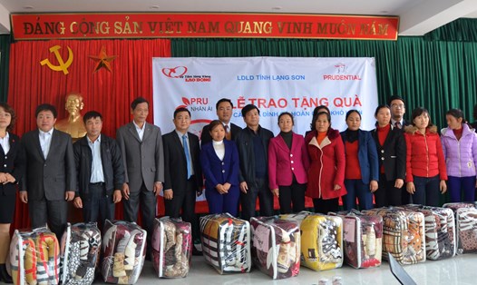 Đại diện các đơn vị trao quà cho các gia đình chính sách, gia đình có hoàn cảnh khó khăn tỉnh Lạng Sơn