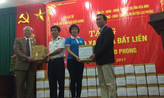 Đại diện Lữ đoàn 146 Trường Sa và CLB Tuổi trẻ vì biển đảo quê hương tiếp nhận 2 tấn Cam Cao Phong từ Tỉnh ủy, UBND và Ủy ban MTTQ tỉnh Hòa Bình