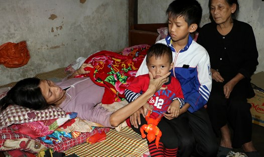 Chị Châu nằm liệt giường bên hai đứa con nhỏ