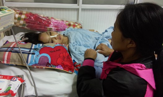 Sau tai nạn, cháu Nhung đang nằm điều trị tại Bệnh viện Việt Đức