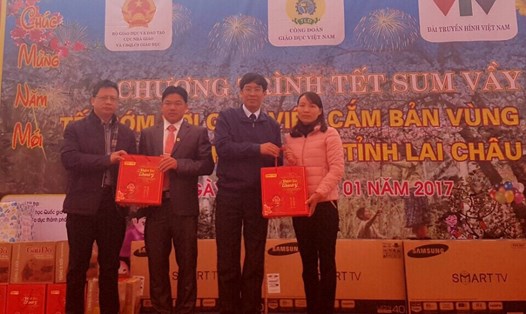 Ông Vũ Minh Đức – Chủ tịch Công đoàn Giáo dục Việt Nam trao quà của Cty TNHH Trung Thành và CTy CP Quốc tế Sơn Hà tới đại diện các đơn vị