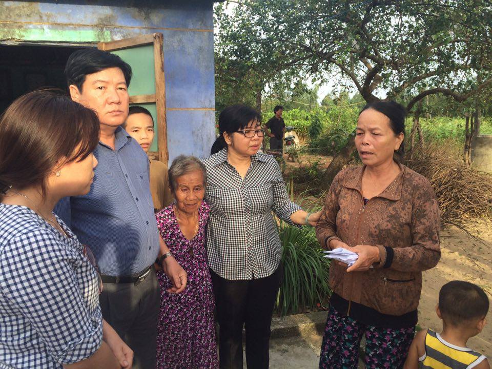 Chủ tịch LĐLĐ tỉnh Phú Yên Nguyễn Thị Thu Vân thăm hỏi, động viên gia đình các nạn nhân