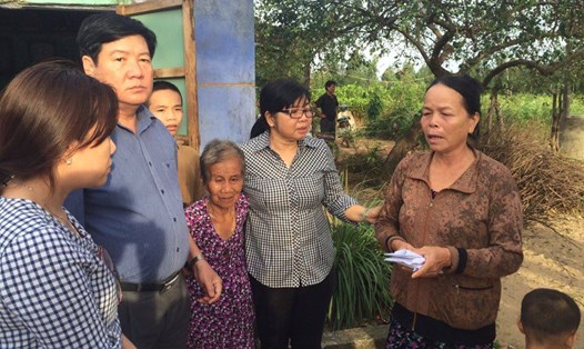 Chủ tịch LĐLĐ tỉnh Phú Yên Nguyễn Thị Thu Vân thăm hỏi, động viên gia đình các nạn nhân