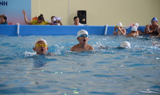 Học sinh trường THCS Hải Bối thích thú với bể bơi thông minh. Ảnh: Tuệ Nhi