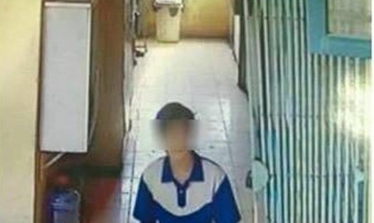 Đối tượng lạ mặt vào trường Tiểu học Mai Động thực hiện hành vi xâm hại tình dục trẻ em. Ảnh: FB