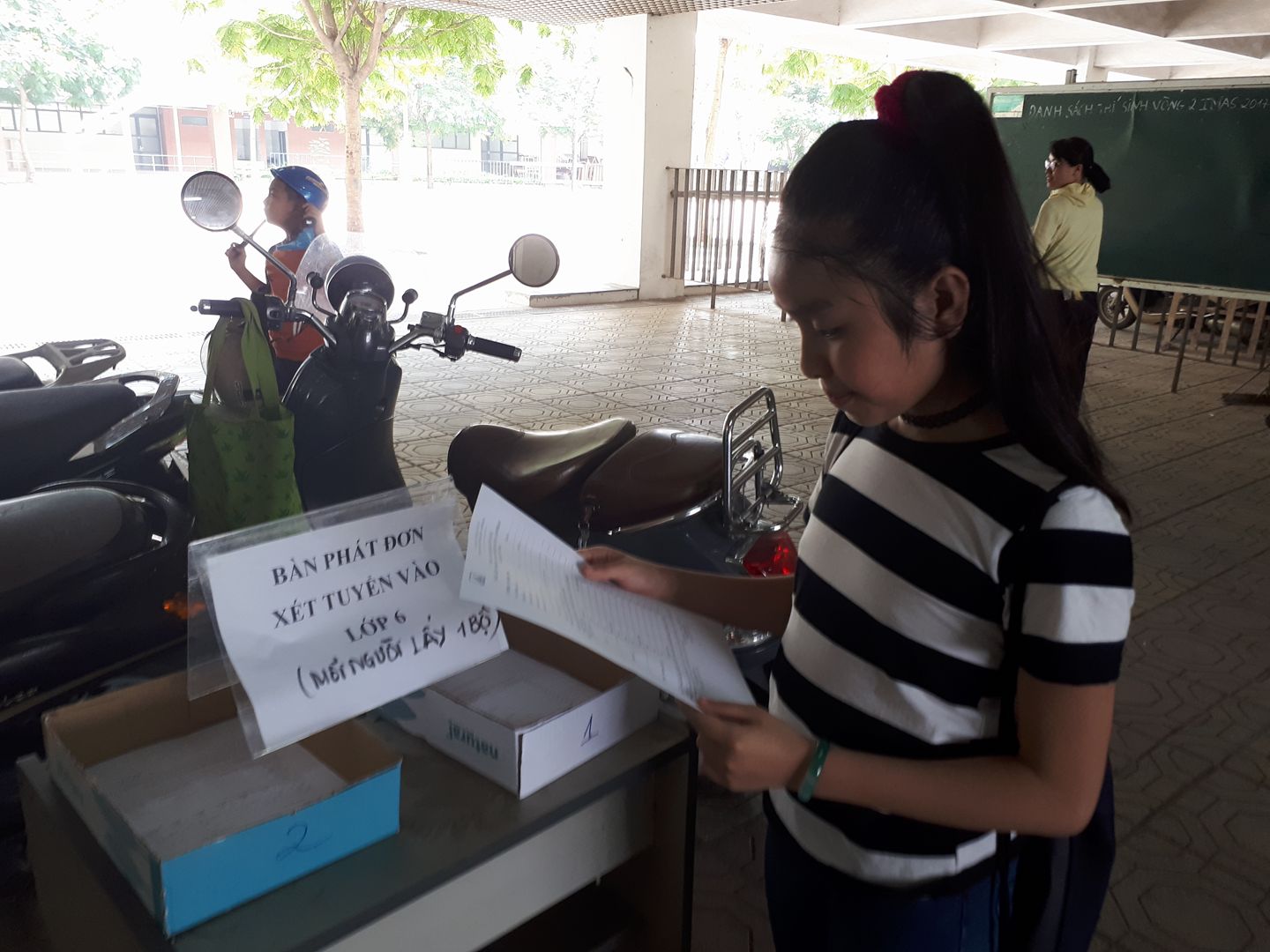 Học sinh đến lấy hồ sơ tại trường vào sáng ngày 6.6 (Ảnh: HN)