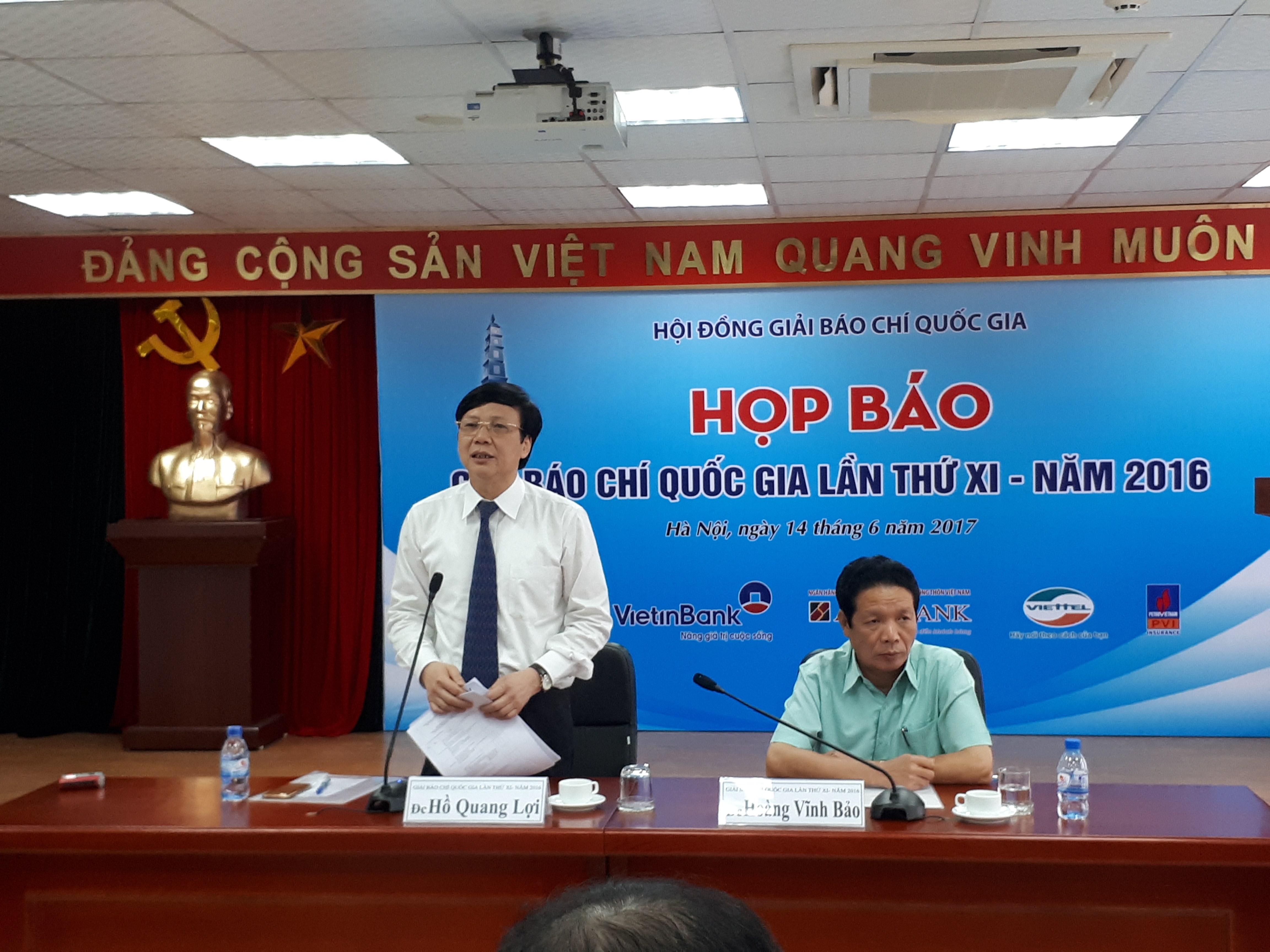 Ông Hồ Quang Lợi – Phó chủ tịch Thường trực Hội Nhà báo Việt Nam, ông Hoàng Vĩnh Bảo – Thứ trưởng Bộ Thông tin Truyền thông chủ trì họp báo (Ảnh: HN)