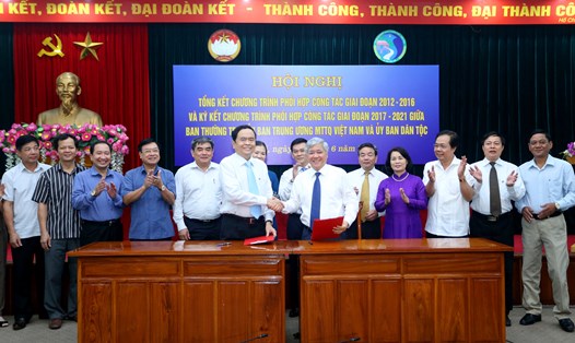 Lễ ký chương trình phối hợp công tác giai đoạn 2017-2021 giữa Ban Thường trực UBTW MTTQ Việt Nam và Uỷ ban Dân tộc. Ảnh: PV