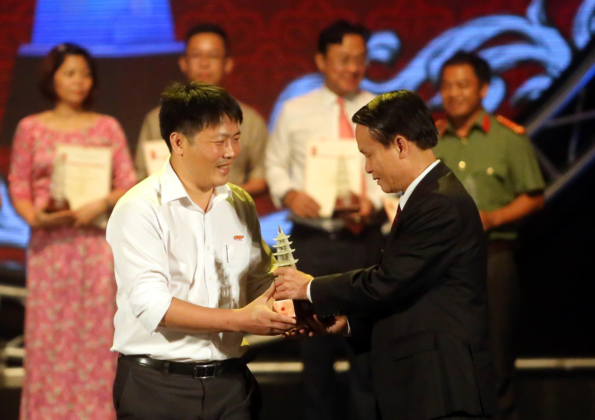 Nhà báo Xuân Hùng - báo Lao Động lần thứ 2 liên tiếp nhận giải Báo chí quốc gia (Ảnh: LĐ)