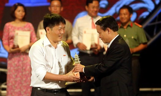 Nhà báo Xuân Hùng - báo Lao Động lần thứ 2 liên tiếp nhận giải Báo chí quốc gia (Ảnh: LĐ)