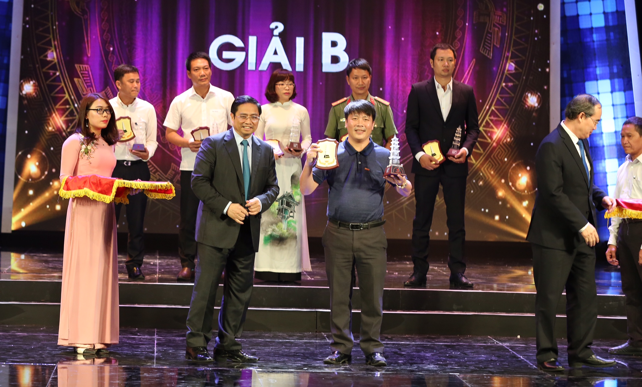 Nhà báo Xuân Hùng, Báo Lao Động, nhận giải B thể loại Phóng sự, Phóng sự điều tra, Ký báo chí, Ghi chép (Báo in) (Ảnh: Đình Hải) 