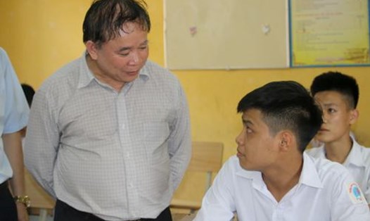 Thứ trưởng Bùi Văn Ga hỏi thăm thí sinh tại phòng thi (Ảnh: PV)