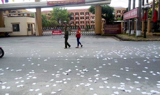 Hình ảnh phao thi rải trước cổng trường THPT Nguyễn Trãi (Ảnh: FB)