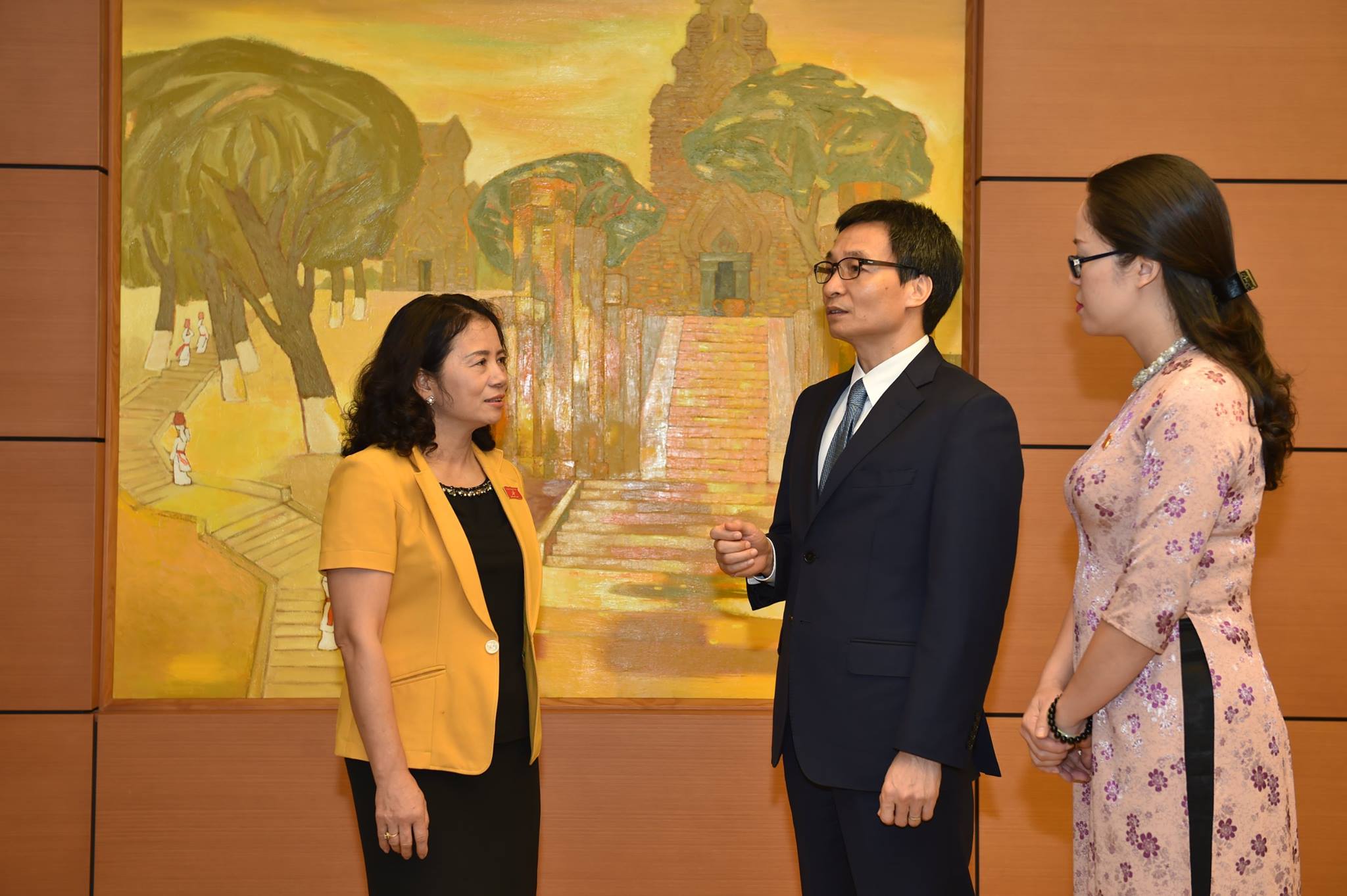 Phó Thủ tướng Vũ Đức Đam trao đổi với các đại biểu Quốc hội (Ảnh: HN)