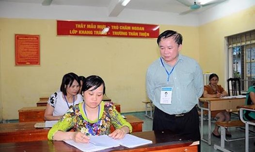 Thứ trưởng Bộ GDĐT Bùi Văn Ga kiểm tra công tác chấm thi tại tỉnh Hưng Yên ngày 29.6 (Ảnh:moet)
