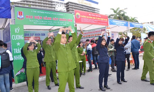 Học viện Cảnh sát dân tham gia tư vấn tuyển sinh 2017 (Ảnh: Huyên Nguyễn)