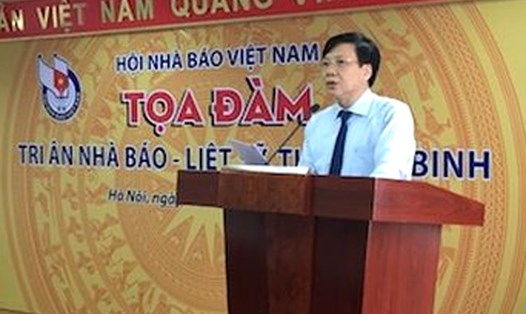 Nhà báo Hồ Quang Lợi, Phó Chủ tịch thường trực Hội Nhà báo Việt Nam, phát biểu khai mạc toạ đàm. Ảnh: HN