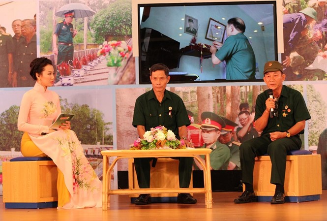 CCB Phạm Xuân Tởi và Trần Thanh Quy kể về hành trình tìm kiếm, quy tập hài cốt liệt sĩ (Ảnh: PV)