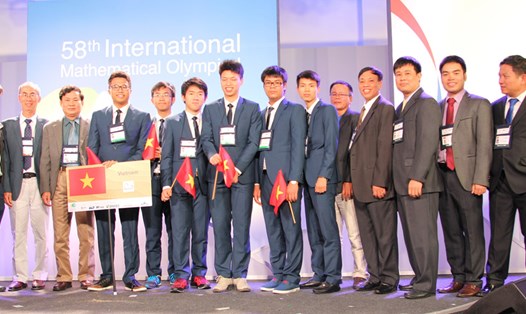 Hoàng Hữu Quốc Huy (thứ 6 trừ trái sang) cùng Đoàn Việt Nam dự thi Olympic Toán quốc tế 2017. Ảnh: Bộ GDĐT