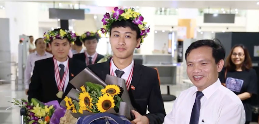 Nguyễn Thế Quỳnh (bên trái) rạng rỡ tại sân bay ngày trở về. Ảnh: TN