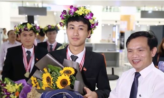 Nguyễn Thế Quỳnh (bên trái) rạng rỡ tại sân bay ngày trở về. Ảnh: TN