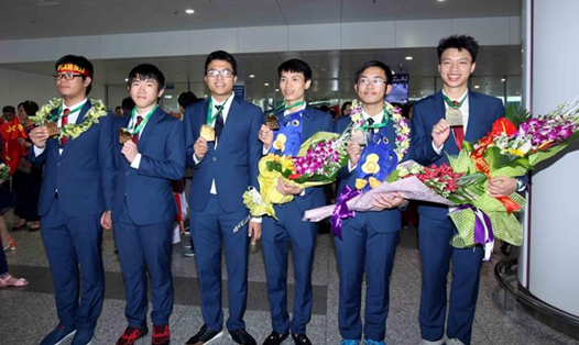 Nguyễn Cảnh Hoàng (thứ ba từ trái sang) cùng các thành viên khác của đoàn Olympic Toán học. Ảnh: NH