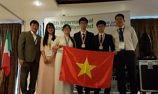 Đội tuyển học sinh Việt Nam tham dự Olympic Sinh học quốc tế năm 2017 lần thứ 28 được tổ chức ở London, Vương Quốc Anh. Ảnh: Bộ GDĐT