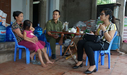 Bà Nguyễn Thị Thái, ở xóm Kén, xã Nga My kể lại sự việc bị 2 người nước ngoài lừa tại gia đình (Ảnh: Báo Thái Nguyên)