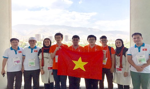 Đội tuyển học sinh Việt Nam tham dự Olympic Tin học quốc tế năm 2017 tại nước Cộng hòa Hồi giáo Iran. Ảnh: Bộ GDĐT