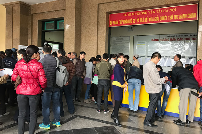 Xếp hàng đổi bằng lái tại Sở GTVT Hà Nội. 