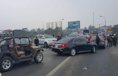 Nhiều xe ôtô nối đuôi nhau chắn ngang đường ở đầu cầu Bến Thủy I Hà Tĩnh lúc 9h sáng nay. Ảnh: Hải Bình.