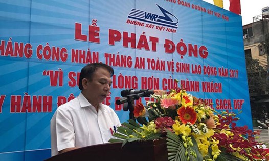 Đồng chí Mai Đức Chính, Phó Chủ tịch TLĐ LĐVN phát biểu tại lễ phát động “Tháng công nhân” và tháng an toàn, VSLĐ lần thứ nhất năm 2017 của ngành đường sắt. Ảnh Khánh Hoà 