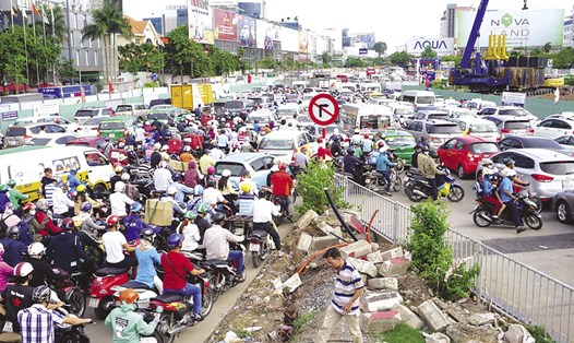 Việc xây dựng tuyến đường trên cao nối từ sân bay Tân Sơn Nhất ra tuyến đường Hoàng Văn Thụ - Nguyễn Văn Trỗi nhằm giải quyết tình trạng ùn tắc tại khu vực sân bay Ảnh: MINH QUÂN
