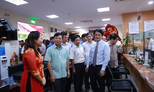 TS. Nguyễn Đức Hưởng thăm quan phòng giao dịch mới. Ảnh: LVPB