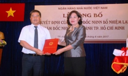 Phó Thống đốc Nguyễn Thị Hồng trao Quyết định bổ nhiệm lại chức vụ Giám đốc NHNN Chi nhánh TP.HCM cho ông Tô Duy Lâm. Ảnh TBNH
