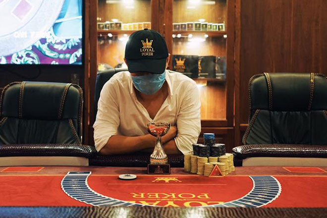 Một người chơi đạt thưởng "khủng" từ một giải đấu được tổ chức tại Loyal Poker Club - D2 Giảng Võ. Ảnh: CLB.