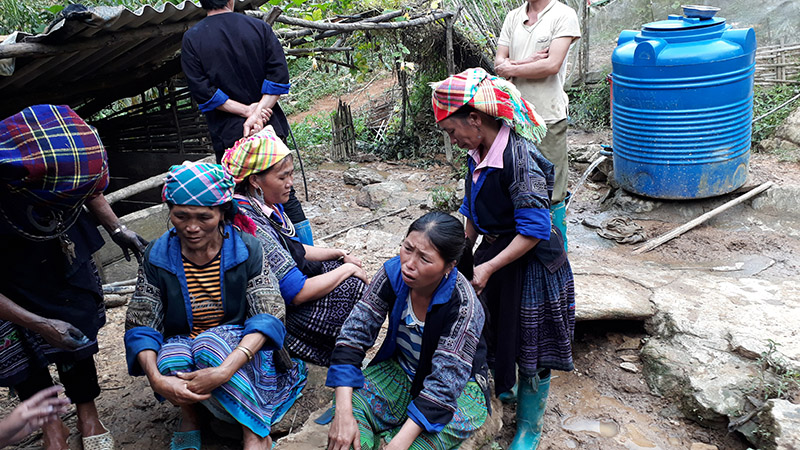 Chị Mùa Thị Sua khóc ngất lên ngất xuống khi nghe tin 2 con bị mất tích. Ảnh: Phạm Đông