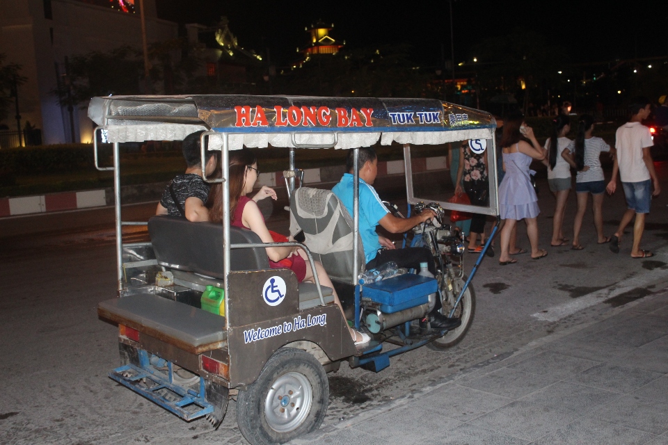 Xe tuk tuk hoạt động trên đường phố Hạ Long. Ảnh: Nguyễn Hùng