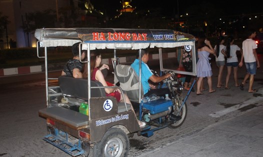 Xe tuk tuk hoạt động trên đường phố Hạ Long. Ảnh: Nguyễn Hùng