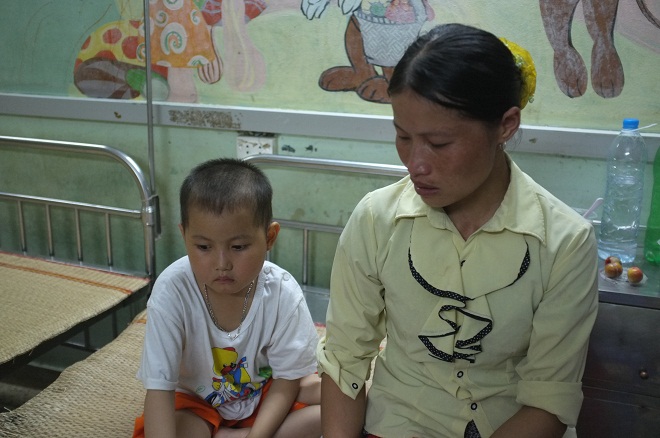 Chị Đinh Thị Khuyên và con trai