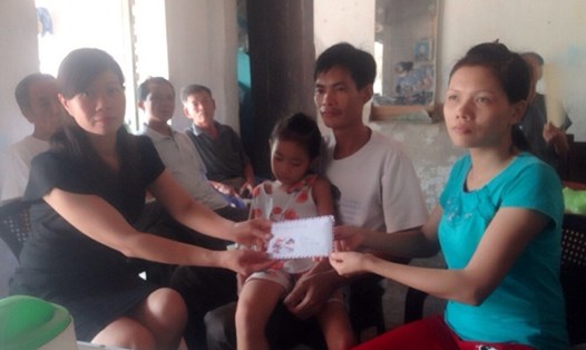 Đại diện Quỹ TLV Lao Động trao tiền hỗ trợ cho gia đình anh Hoán