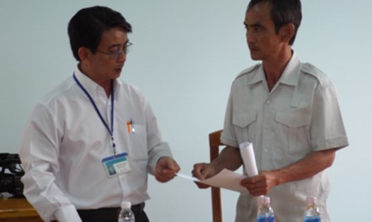 Ông Huỳnh Văn Nén (phải) trong một lần gặp gỡ với đại diện TAND tỉnh Bình Thuận. Ảnh: T.L