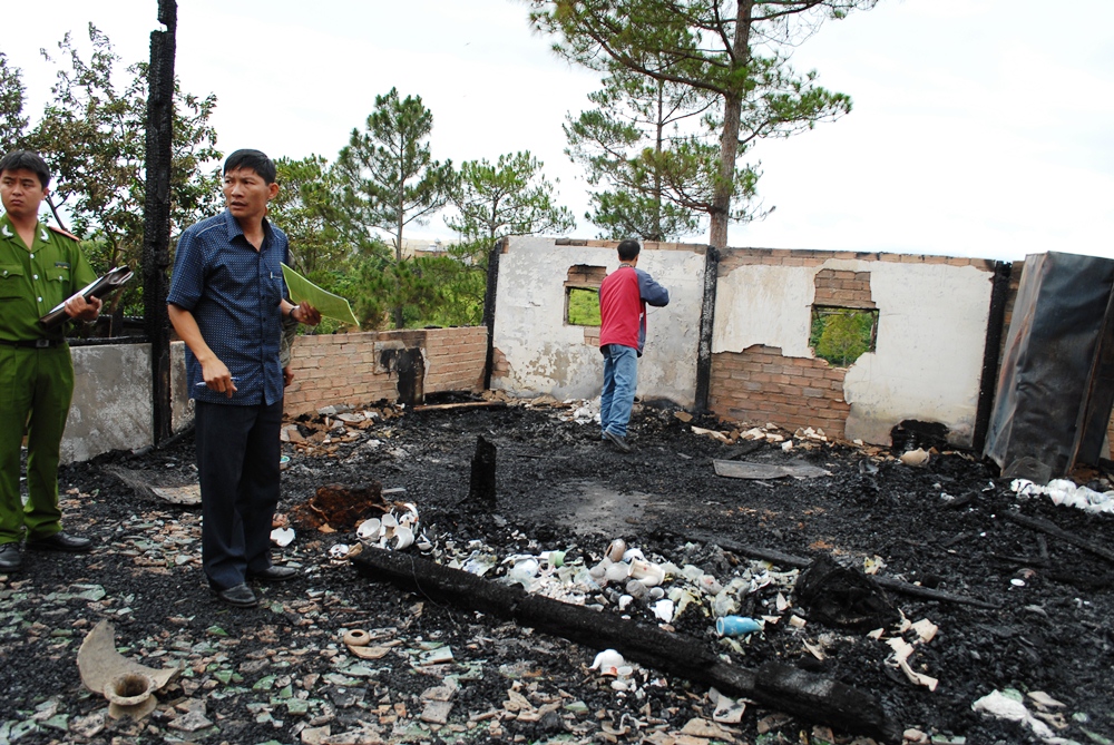 Căn nhà gỗ 40m2 của gia đình ông K’Brá chỉ còn lại tro tàn sau hỏa hoạn.