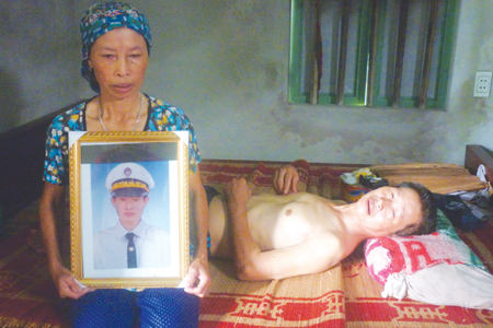 Bà Hở đau đớn ôm di ảnh con trai, cạnh người chồng bại liệt.