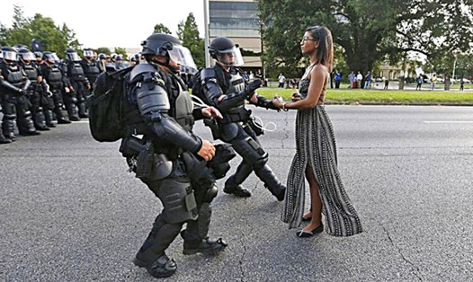Bức ảnh giải nhất ảnh đơn ở hạng mục “Vấn đề đương đại” của phóng viên Jonathan Bachman (Hãng tin Reuters)