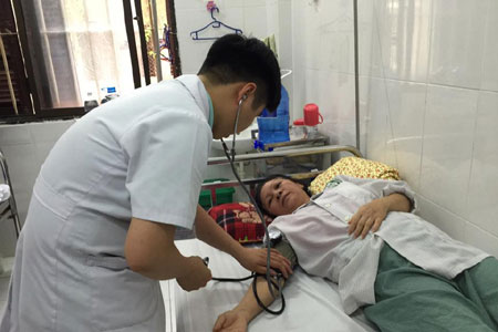 Kiểm tra sức khỏe cho một bệnh nhân trầm cảm. Ảnh: T.A